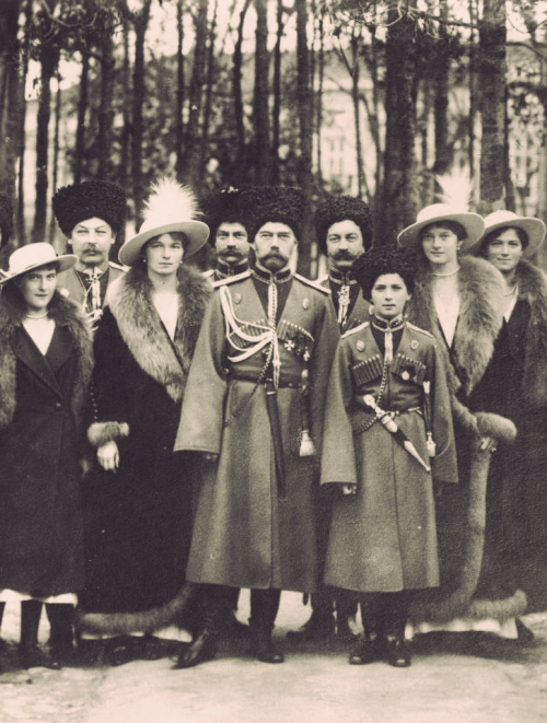 historyofromanovs:Emperor Nicholas II of Russia with his five children: Grand Duchesses Olga, Tatian