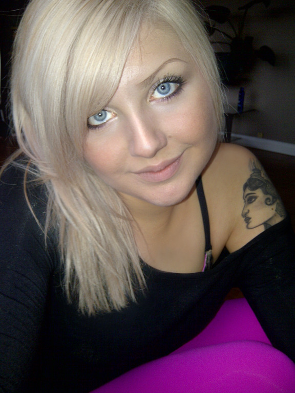 tattooedtemptress:  Yay! Finally got my hair to platinum! &lt;3 Love it.