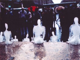  Huge numbers of seated figures were made out of ice by Brazilian artist Néle Azevedo. Installations involving the ice figures last until the final miniature has melted. 