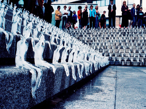  Huge numbers of seated figures were made out of ice by Brazilian artist Néle Azevedo. Installations involving the ice figures last until the final miniature has melted. 