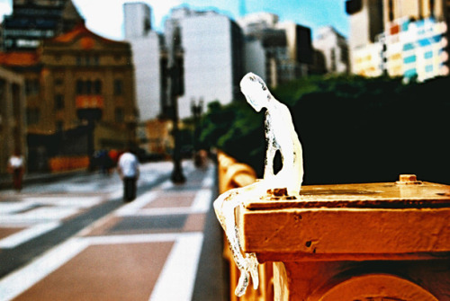  Huge numbers of seated figures were made out of ice by Brazilian artist Néle Azevedo. Installations involving the ice figures last until the final miniature has melted. 