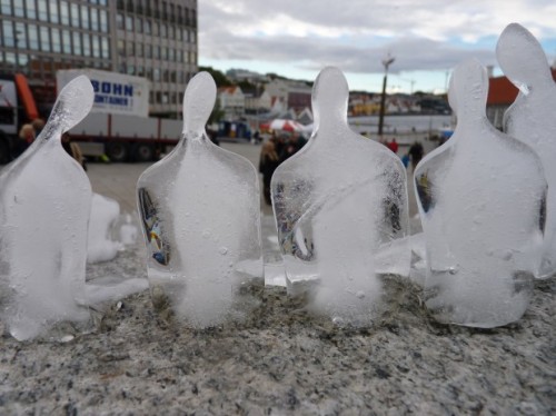  Huge numbers of seated figures were made out of ice by Brazilian artist Néle Azevedo. Installations involving the ice figures last until the final miniature has melted. 