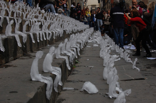 zitterberg:  Huge numbers of seated figures were made out of ice by Brazilian artist Néle Azevedo. Installations involving the ice figures last until the final miniature has melted.