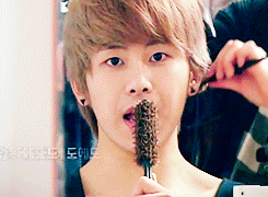 wowhw:  hoya sings into a brush 