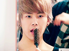 wowhw:  hoya sings into a brush 
