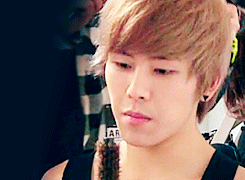 wowhw:  hoya sings into a brush 