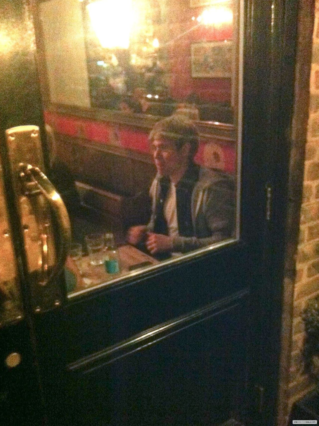 beaniesforharry:  iwouldsellmysisterssoulfor1d:   Niall seen smoking at a pub in
