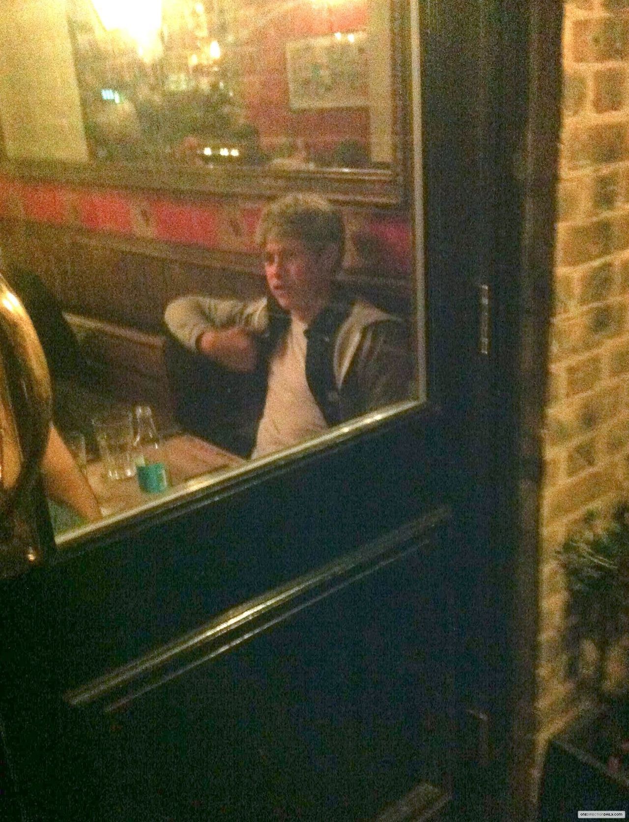 beaniesforharry:  iwouldsellmysisterssoulfor1d:   Niall seen smoking at a pub in