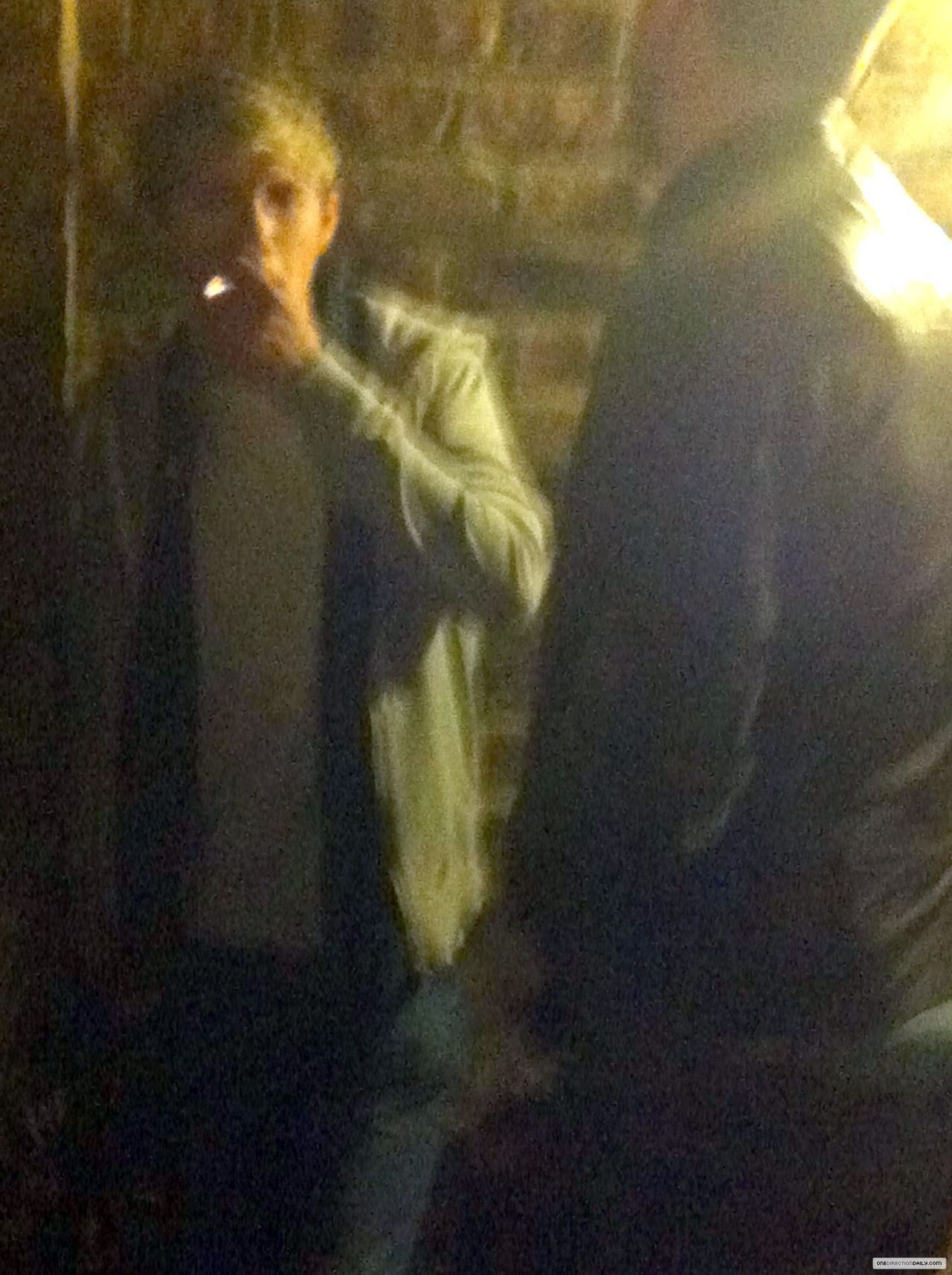 beaniesforharry:  iwouldsellmysisterssoulfor1d:   Niall seen smoking at a pub in