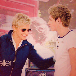 tomhard-y:  favorite one direction videos ► You can get Niall’s best hugs if