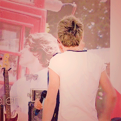 tomhard-y:  favorite one direction videos ► You can get Niall’s best hugs if