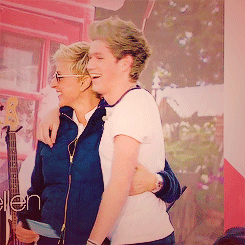 tomhard-y:  favorite one direction videos ► You can get Niall’s best hugs if