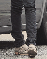 harryxzayn:  3/∞ reasons to why harry is my favorite.   ↳ His ‘pigeon toes’