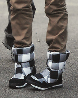 harryxzayn:  3/∞ reasons to why harry is my favorite.   ↳ His ‘pigeon toes’