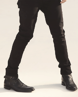 harryxzayn:  3/∞ reasons to why harry is my favorite.   ↳ His ‘pigeon toes’