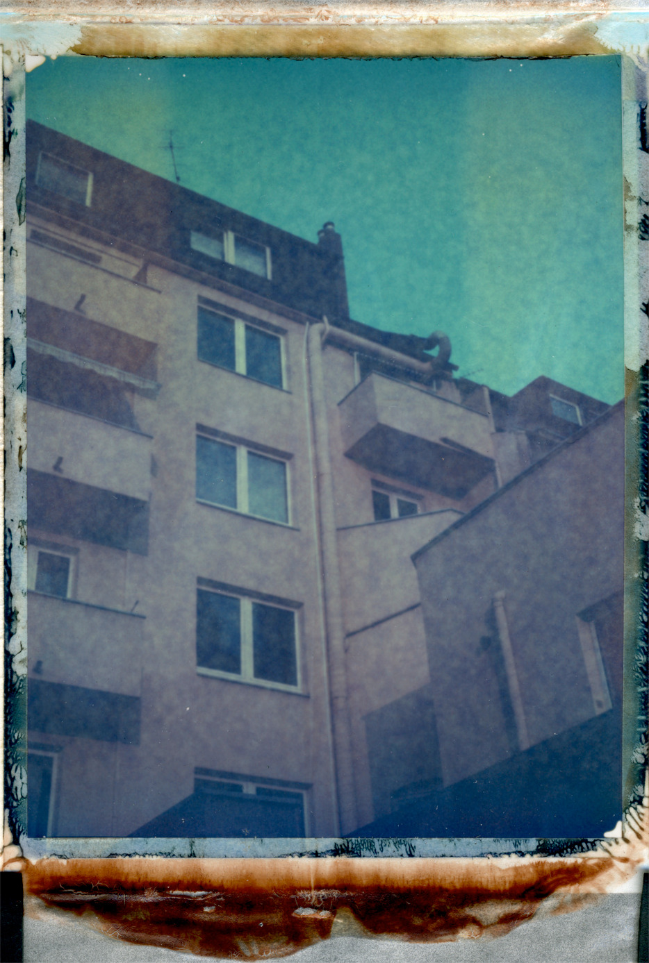 falling lines
(it´s alive…Polaroid 669, expired in 1987..and it still works!)
Camera: Polaroid 600SE, Film: Polaroid 669 ER