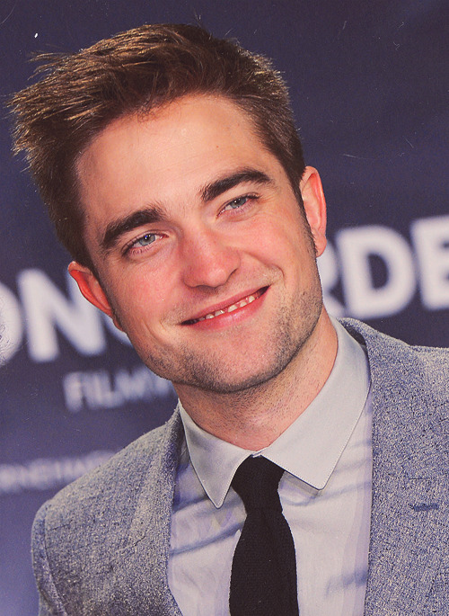 Porn nylfn:  Rob at the Breaking Dawn premiere, photos