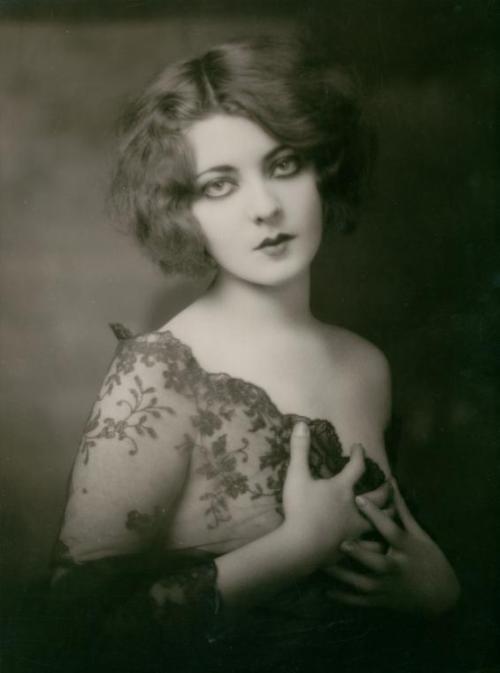 lostsplendor:  Marion Benda, 1920s via The New York Public Library 