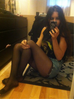 in-pantyhose:  Lovely girls’s selfshot