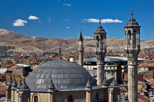 (via Minarets of the Aziziye Mosque, a photo from Konya, Central Anatolia | TrekEarth)Aziziye, Turke