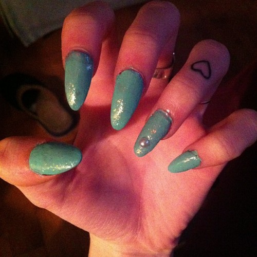 bambizoune: mermaid nails #mermaid #pearl #glitter #mint #claws #tattoo