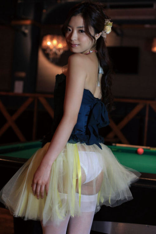 funkyfunx:  和田絵莉 青空の下で見せる清楚な白ビキニ | GirlsNews 