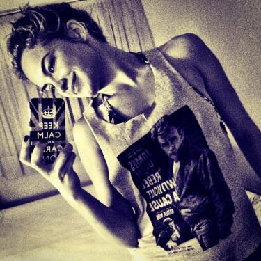 luarmeuorgulho:  Piscina? Camiseta da @galaxxytshirt e capinha da @brasiphone ! - @Lua_Blanco 