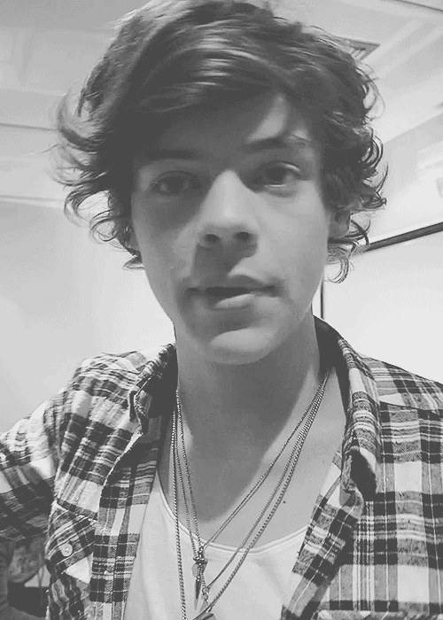 sinister-styles:  Those goosebumps on the skin of his neck… Want. Want all of this. 