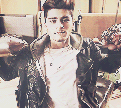 :  Zayn Malik; Behind the scenes of “Little Things” 