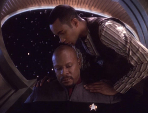 startrekhugs:[image: Jake Sisko kisses his father on the top of the head. Image from Trekcore.]
