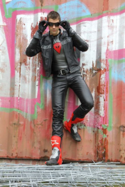 rubberlycra:  This biker is hot and looks like he is wearing rubber under those leathers 