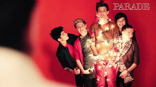 whatismylifetho:  otfivedirection:  #wow louis is shining bright while his boys surround