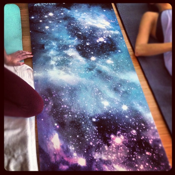 Obsessed with my new yoga mat, courtesy @cholasoy, as seen on the recently canceled show “Partners.” RIP show, long live my out-of-this-world yoga practice. (at The Yoga Collective)