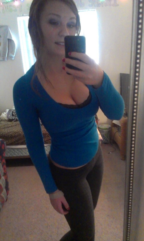 i-love-ur-tights:  burymeinclarity:  holla @ ya girl;  tits and leggings! what else