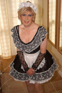 meninlipstick:  Sissy maid, all laced up and ready for duty.  Sexy sexy maid