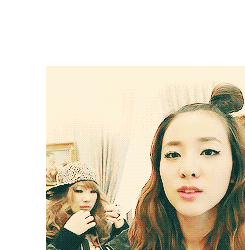 chaeras:  [ chaeratv ] chaerin and dara in london 
