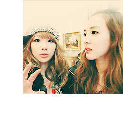 chaeras:  [ chaeratv ] chaerin and dara in london 