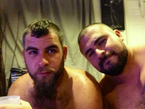 cigarpervdad:  bearsnkitties:  Watching Snl  Mmm MANwich!! 