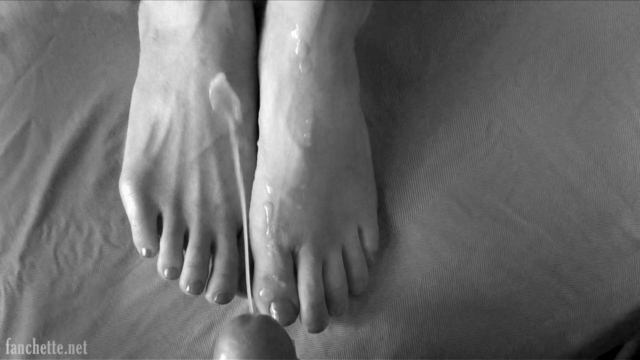 fanchettesc:   Une Affaire Pressante Mlle Fanchette needs her morning “feet beauty
