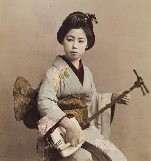 Hand-colored photo of Geisha playing shamisen. Photographed by Kusakabe Kimbei, 1880’s, Japan 