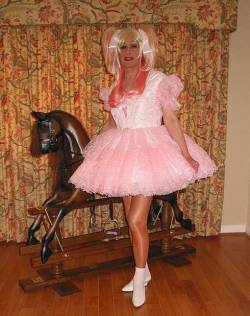 icthegirlnme:  meninlipstick:  Sissies do love their pink.  Total sissy I am! 