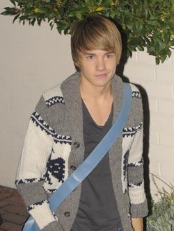hazza-bebz:  the-miss-d:  so we all know this pic..  but then i see this  and like