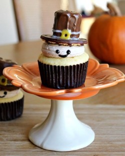 gastrogirl:  pilgrim cupcake. 