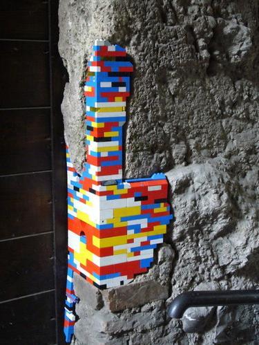 submissivebluebird:Dispatchwork, Lego street art around the world by Jan Vormann.This is super cool!