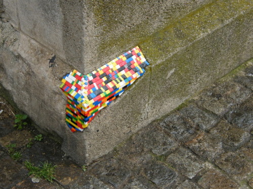 submissivebluebird:Dispatchwork, Lego street art around the world by Jan Vormann.This is super coo