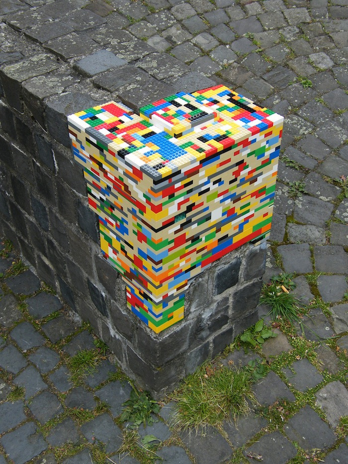 submissivebluebird:   Dispatchwork, Lego street art around the world by Jan Vormann.