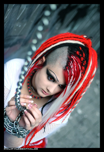 bonesy-dekay:  cyborggoth:  CyborgGoth - ungesicht  In love with that hair! 