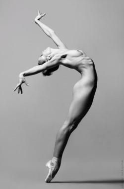 Nude dancer with extreme beauty, strength