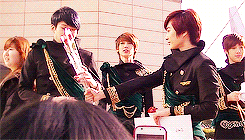 kehleyz:  hyunseong rejecting jeongmin’s flowers. 