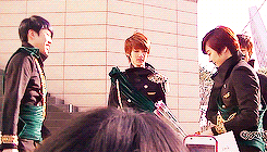 kehleyz:  hyunseong rejecting jeongmin’s flowers. 